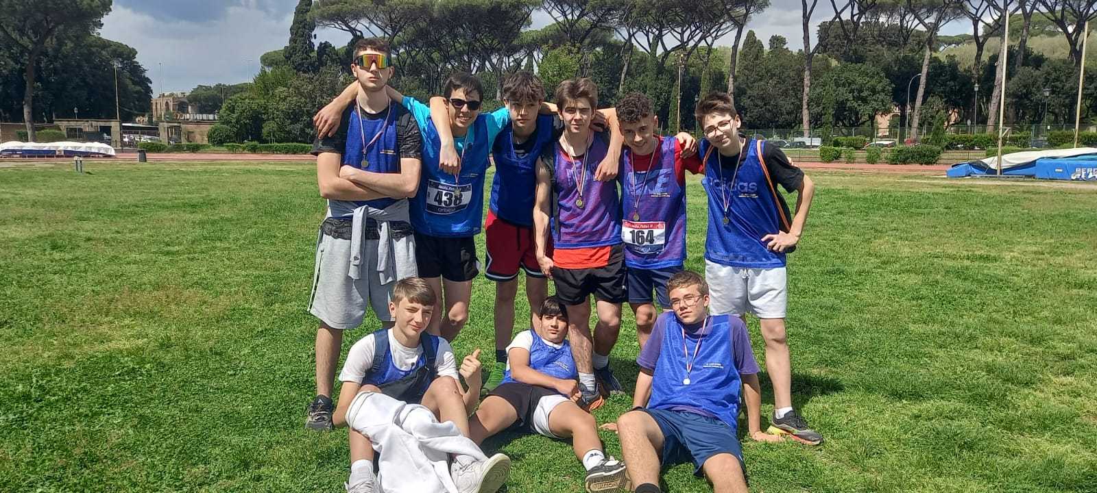 Foto di gruppo ai campionati provinciali di atletica su pista.