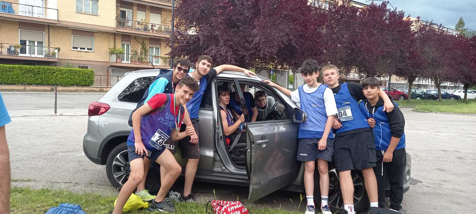 Foto di gruppo ai campionati regionali di atletica su pista.